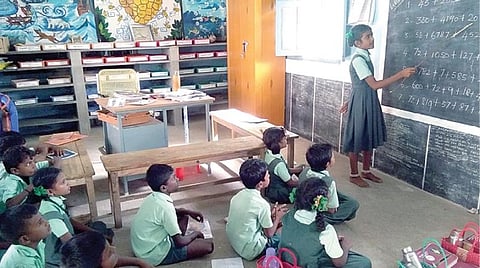 நாகலாபுரம் அருகே ரெட்டியபட்டி கிராமத்தில் உள்ள பஞ்சாயத்து யூனியன் ஆங்கில வழி தொடக்கப்பள்ளியில் ஒரு ஆசிரியை மட்டுமே பணியில் உள்ளதால் தாமாகவே பாடம் படிக்கும் மாணவ, மாணவிகள்.