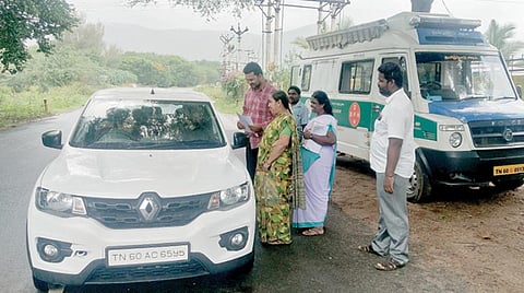 கம்பம் மெட்டு சாலையில் கேரளாவில் இருந்து வருபவர்களுக்கு மர்மக் காய்ச்சல் உள்ளதா என்று சோதனை செய்யும் மருத்துவக் குழுவினர்.