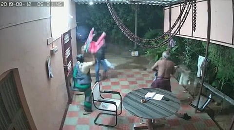 நெல்லையில் வயதான பெண்மணியிடம் 40 கிராம் நகை பறிப்பு; முகமூடிக் கொள்ளையர்களை துணிச்சலுடன் விரட்டியடித்த வயதான தம்பதியர்: வைரலாகும் வீடியோ