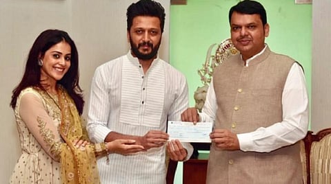 மகாராஷ்டிரா முதல்வர் தேவேந்திர பட்னவீஸிடம் ரூ.25 லட்சத்திற்கான காசோலையை ஒப்படைக்கும் பாலிவுட் நட்சத்திர ஜோடி ரித்தீஷ், ஜெனிலியா