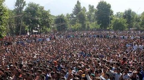 காஷ்மீர் சிறப்பு அந்தஸ்து நீக்கம்: புர்ஹான் வானி இறுதி ஊர்வல மக்கள் கூட்டத்தை காஷ்மீர் போராட்டமாக சித்தரித்த பாக். அமைச்சர்