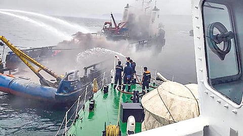 ஆந்திர மாநிலம் விசாகப்பட்டினம் துறைமுகத்தில் நிறுத்தப்பட்டிருந்த படகில் நேற்று திடீரென தீவிபத்து ஏற்பட்டது. தீயை அணைக்கும் முயற்சியில் கடலோரக் காவல் படையினர் ஈடுபட்டனர். படம்: பிடிஐ