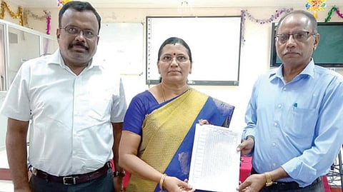 எம்பிஏ., எம்சிஏ. படிப்புகளுக்கான தரவரிசை பட்டியலை செயலர் பெ.தாமரை வெளியிட, ஒருங்கிணைப்பாளர் பிகே பழனி பெற்றுக்கொண்டார். அருகில் பொறியியல் மாணவர் சேர்க்கை செயலர் டி.புருஷோத்தமன் | படம்: த.சத்தியசீலன்