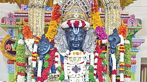 இளம்பச்சை நிறப் பட்டாடையில் பக்தர்களுக்கு நேற்று அருள்பாலித்த அத்திவரதர்.