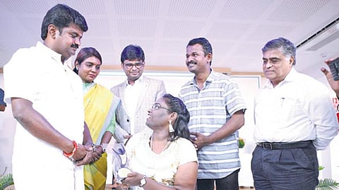 முதல்வர் மருத்துவக் காப்பீட்டு திட்டத்தில் 100-க்கும் மேற்பட்ட எடைக் குறைப்பு அறுவை சிகிச்சைகளை ஜெம் மருத்துவமனை செய்துள்ளது. இதையொட்டி நடந்த நிகழ்ச்சியில் சுகாதாரத் துறை அமைச்சர் சி.விஜயபாஸ்கர், பயனாளிகளை வாழ்த்தினார். அருகில் துறை செயலாளர் பீலா ராஜேஷ், ஜெம் மருத்துவமனையின் எடைக் குறைப்பு அறுவை சிகிச்சைத் துறை தலைவர் பிரவீன்ராஜ், சென்னை ஜெம் மருத்துவமனை தலைமை செயல் அதிகாரி எஸ்.அசோகன் ஆகியோர்.