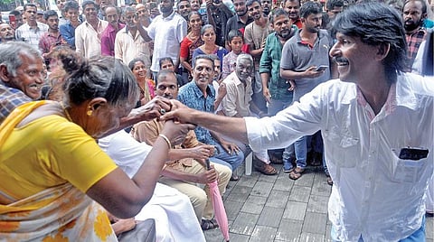 கேரளாவில் பலத்த மழை பெய்து வருவதால் பல மாவட்டங்கள் பாதிக்கப்பட்டுள்ளன. வெள்ளத்தால் பாதிக்கப்பட்ட மக்களுக்காக தனது கடையில் இருந்த அனைத்து துணிகளையும் வழங்கிய நவ்ஷாத்தை நேற்று பாராட்டும் பொதுமக்கள்.