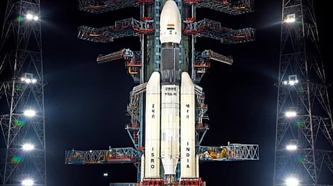 நிலவின் சுற்றுவட்டப்பாதையில் நிலைநிறுத்தப்பட்டது சந்திரயான் 2 