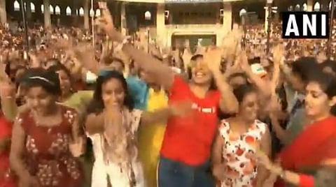 முன்கூட்டியே களைகட்டிய இந்திய சுதந்திர தினம்: பாகிஸ்தான் எல்லையில் இந்தியர்கள் உற்சாகம்; வீடியோ