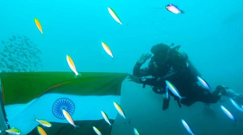 ஆழ்கடலில் தேசியக் கொடி