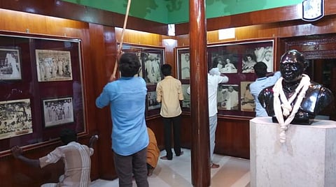 காமராசர் இல்லத்தை தூய்மைப்படுத்தும் மாணவர்கள்