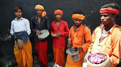 ஸ்ரவண மாதத்தில் உ.பி.வாசிகளிடம் காசு பறிக்க துன்புறுத்தப்பட்ட 111 பாம்புகள் ஆக்ராவில் மீட்பு 