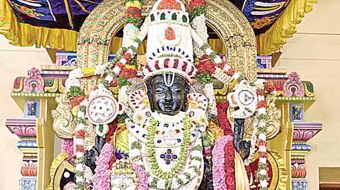 புஷ்பாங்கி சேவையில் பக்தர்களுக்கு அருள்பாலித்த அத்திவரதர்.