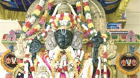 47-வது நாளான நேற்று இளம் சிவப்பு பட்டாடையில் அருள்பாலித்தார் அத்திவரதர். படங்கள்: எம்.முத்துகணேஷ்