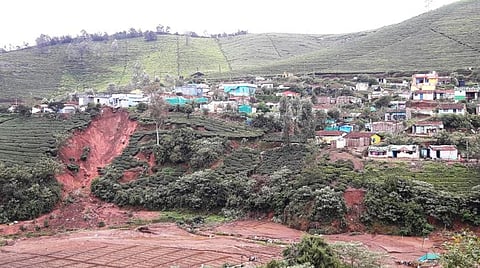 அவலாஞ்சியில் அந்தரத்தில் தொங்கும் வீடுகள்: கனமழை, மண் சரிவு எதிரொலி