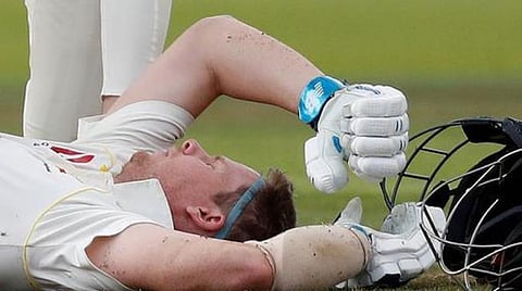 ஆர்ச்சர் பவுன்சரில் அடி வாங்கி நிலைகுலைந்து விழுந்த ஸ்மித். | லார்ட்ஸ் டெஸ்ட் 2019, 4ம் நாள். | ஏஎப்பி.