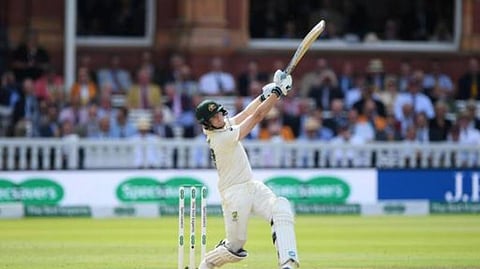 லார்ட்ஸ் டெஸ்ட்: மீண்டும் இறங்கி வோக்ஸ் பந்தை தூக்கி அடித்தார் ஸ்மித். | கெட்டி இமேஜஸ்.