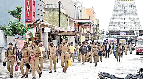 காஞ்சிபுரத்தில் கடந்த 48 நாட்களாக நடைபெற்ற அத்திவரதர் வைபவத்துக்காக ஏராளமான போலீஸார் பாதுகாப்புப் பணியில் ஈடுபட்டிருந்தனர். வைபவம் நேற்று நிறைவடைந்ததை அடுத்து சொந்த ஊர்களுக்குத் திரும்புகின்றனர்.