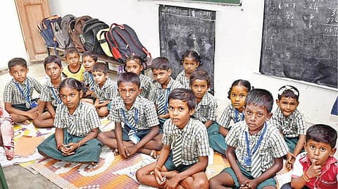 புதிதாகக் கட்டி குடியேற இருந்த நிலையில் பள்ளியை நடத்த வீட்டை கொடுத்த பூ வியாபாரி: வாடகை வாங்காததுடன் மின் கட்டணத்தையும் செலுத்துகிறார்