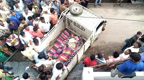 மின்சாரம் தாக்கி பலியான மாணவர்களின் உடல்கள் வாகனத்தில் வைக்கப்பட்டுள்ள காட்சி