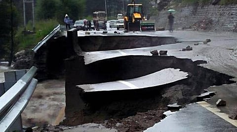 தொடர் மழை காரணமாக இமாச்சலப் பிரதேசத்தில் சாலைகள் துண்டிக்கப்பட்டன | படம்: ஏஎன்ஐ