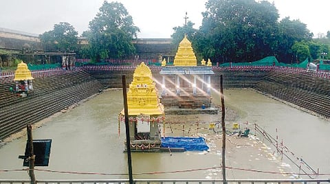 அனந்தசரஸ் குளம் தொடர் மழையால் வேகமாக நிரம்பி வருகிறது. படங்கள்: கோ.கார்த்திக்