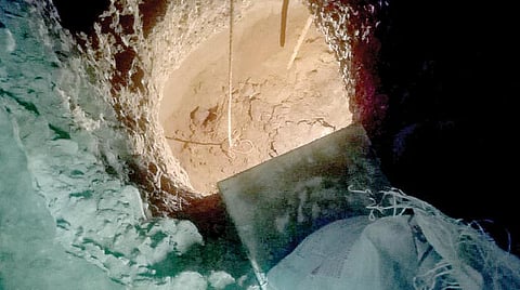 வீட்டுக்குள் 25 அடி ஆழத்துக்கு தோண்டப்பட்ட பள்ளம்.