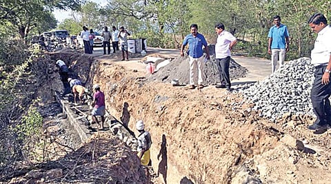 துறையூர் அருகே வேன் கவிழ்ந்த பகுதியில் நேற்று தடுப்புச் சுவர் கட்டும் பணியைப் பார்வையிடுகிறார் மாநில நெடுஞ்சாலைத் துறையின் திருச்சி வட்ட கண்காணிப்பு பொறியாளர் எஸ்.பழனி. உடன், கோட்டப் பொறியாளர் ஆர்.கிருஷ்ணசாமி.