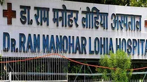 'படுக்கை இல்லை'; அனுமதிக்க மறுத்த அரசு மருத்துவமனை - நடைபாதையில் குழந்தை பெற்ற பெண்