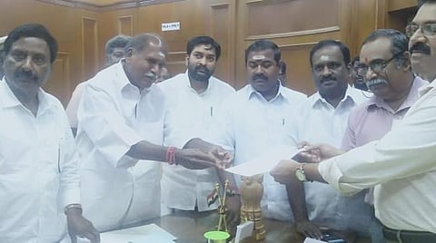 சட்டப்பேரவை செயலரிடம் எதிர்க்கட்சியினர் கடிதம்