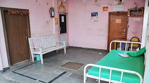 அனுமதி இல்லாமல்  சிறுவனை தத்துக்கொடுத்த காப்பகம்: மீட்டு உறவினர்களிடம் ஒப்படைத்த போலீஸ்  