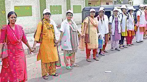 மருத்துவப் படிப்பில் 50 சதவீத இடஒதுக்கீடு, ஊதிய உயர்வு உள்ளிட்ட கோரிக்கைகளை வலியுறுத்தி சென்னை சென்ட்ரலில் உள்ள அரசு பொதுமருத்துவமனை வெளியே நேற்று 700-க்கும் மேற்பட்ட அரசு டாக்டர்கள் குடும்பத்தினருடன் மனித சங்கிலி போராட்டத்தில் ஈடுபட்டனர். படம்: ம.பிரபு