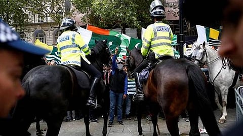 ஆகஸ்ட் 15 அன்று லண்டனில் இந்தியத் தூதரகத்தின் முன்பு நடந்த போராட்டம்.| ராய்ட்டர்ஸ்.