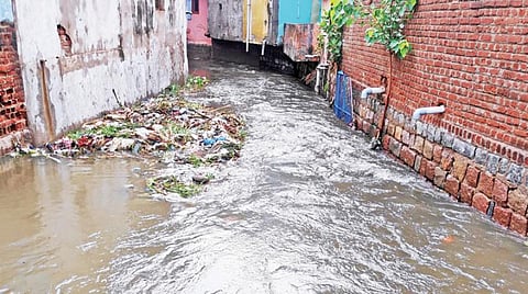 காவேரிப்பட்டணம் சுற்றுவட்டாரப் பகுதிகளில் பெய்த கனமழையால் கானாற்றில் அதிகளவு தண்ணீர் சென்றது. அடுத்த படம்: மழை வெள்ளத்தால் எம்ஜிஆர் நகரில் சேதமான வீடு.