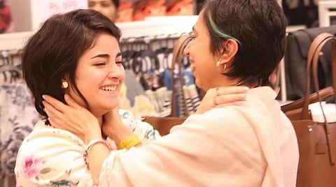 இன்ஸ்டாகிராமில் பகிரப்பட்டுள்ள புகைப்படம். ஸாய்ராவுடன் ஷோனாலி