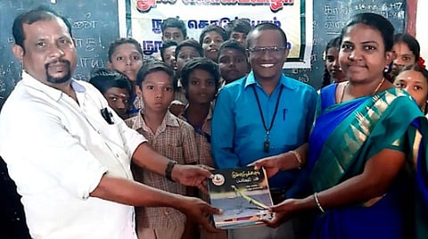 அரசுப் பள்ளிகளில் வாசிப்பை ஊக்குவிக்கும் தனியார் கல்லூரி பேராசிரியை: மதுரை கொண்டபெத்தான் நடுநிலைப் பள்ளிக்கு நூல்கொடை 