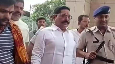 ஓய்வு ஐபிஎஸ் அதிகாரியை கொலை செய்ய சதி: பிஹார் எம்எல்ஏ மீது பிடிவாரண்ட், தலைமறைவு