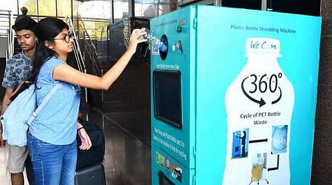 செகந்திராபாத் ரயில்நிலையத்தில் வைக்கப்பட்டுள்ள பிளாஸ்டிக் தண்ணீர் பாட்டில்களை மறு சுழற்சி செய்யும் இயந்திரம்