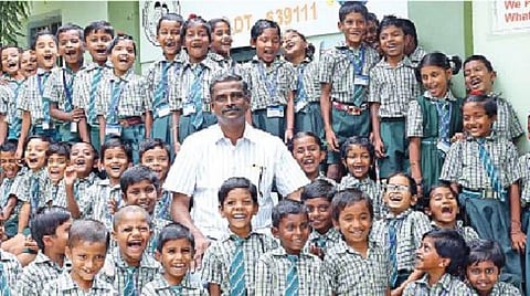 தேசிய நல்லாசிரியர் விருதுக்கு தேர்வு பெற்றுள்ள கரூர் மாவட்டம் க.பரமத்தி ஊராட்சி ஒன்றியத் தொடக்கப் பள்ளியின் தலைமை ஆசிரியர் ரா.செல்வக்கண்ணன். உடன் பள்ளி மாணவ-மாணவியர்.