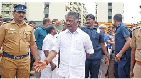 வடசென்னை பகுதியில் குடிசைமாற்று வாரியத்தால் கட்டப்பட்டு வரும் குடியிருப்புகளை துணை முதல்வர் ஓ.பன்னீர்செல்வம் நேற்று ஆய்வு செய்தார். படம்: பி.ஜோதிராமலிங்கம்