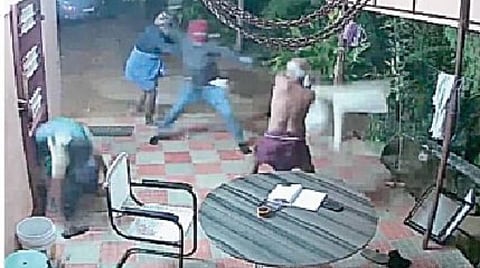 கடையம் தம்பதி விரட்டியடித்த முகமூடி கொள்ளையர்கள் யார்?- துப்பு கிடைக்காததால் உறவினர்களிடம் விசாரணை 