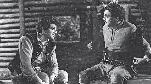 மூட்டை தூக்கிய எம்.கே.ராதா!