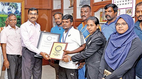 மாணவர் சபரிநாதனை பாராட்டுகிறார் மாவட்ட ஆட்சியர் சீ.சுரேஷ்குமார்.