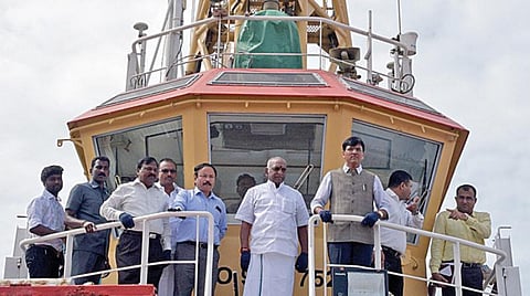 தூத்துக்குடி வஉசி துறைமுகத்தில் நடைபெறும் பல்வேறு பணிகளை மத்திய கப்பல் துறை இணை அமைச்சர் (தனி பொறுப்பு) மன்சுக் எல்.மண்டாவியா இழுவைக் கப்பலில் சென்று ஆய்வு செய்தார். உடன் முன்னாள் மத்திய இணைஅமைச்சர் பொன்.ராதாகிருஷ்ணன் உள்ளிட்டோர் உள்ளனர். படம்: என்.ராஜேஷ்