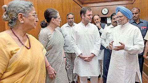 மாநிலங்களவை எம்.பி.யாக பதவியேற்ற பிறகு காங்கிரஸ் இடைக்கால தலைவர் சோனியா காந்தி மற்றும் முன்னாள் தலைவர் ராகுல் காந்தியிடம் உரையாடும் மன்மோகன் சிங். படம்: பிடிஐ