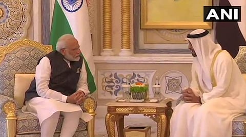 அபுதாபி இளவரசர் ஷேக் முகமது பின் ஜயத் அல் நஹ்யனுடன் பிரதமர் மோடி  பேச்சு நடத்தியகாட்சி : படம் ஏஎன்ஐ