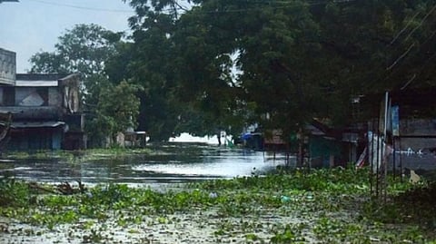 மத்தியப் பிரதேசத்தைச் சேர்ந்த நிசர்பூர் கிராமம் மூழ்கிக்கொண்டிருக்கும் காட்சி | படம்: பிடிஐ