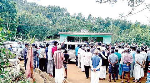 இடம் தேர்வு செய்யும் பணியில் ஈடுபட்ட வருவாய்த் துறையினரை முற்றுகையிட்ட பொதுமக்கள்.