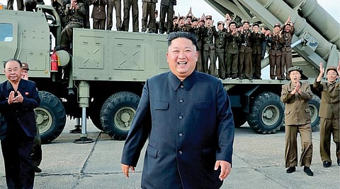 வடகொரியாவில் புதிதாக தயாரிக்கப்பட்ட மிக நீளமான ராக்கெட் லாஞ்சர் நேற்று முன்தினம் வெற்றிகரமாக பரிசோதித்துப் பார்க்கப்பட்டது. இதையடுத்து வீரர்களுடன் தனது மகிழ்ச்சியை வெளிப்படுத்திய அந்நாட்டு அதிபர் கிம் ஜாங் உன்.