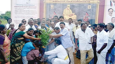ராசிபுரம் அருகே பட்டணம் குச்சிக்காடு கிராமத்தில் மறைந்த திமுக தலைவர் கருணாநிதிக்கு, 'கலைஞர் பகுத்தறிவாலயம்' என்ற பெயரில் கோயில் கட்டுவதற்கான அடிக்கல் நாட்டும் விழா நேற்று நடைபெற்றது.