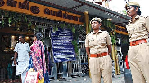 தீவிரவாதிகள் ஊடுருவல் தகவல் எதிரொலியாக, ஈரோடு பெரிய மாரியம்மன் கோயில் முன்பு பாதுகாப்புப் பணியில் ஈடுபட்டுள்ள போலீஸார்.